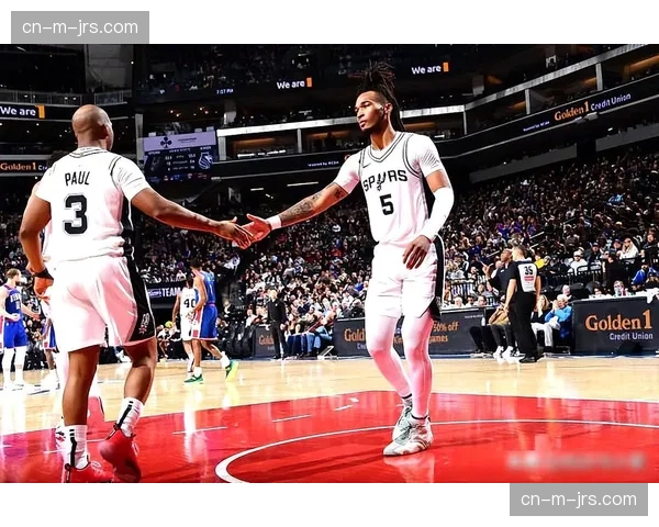 马刺卡斯尔髋部紧张连续缺阵 球队后场组织重任转移至琼斯肩上